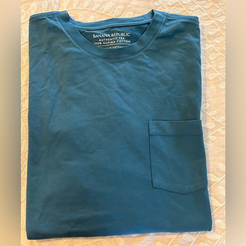 Banana Republic tshirt. New. Size xl